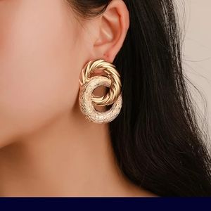 Gorgeous modern earing. NEW